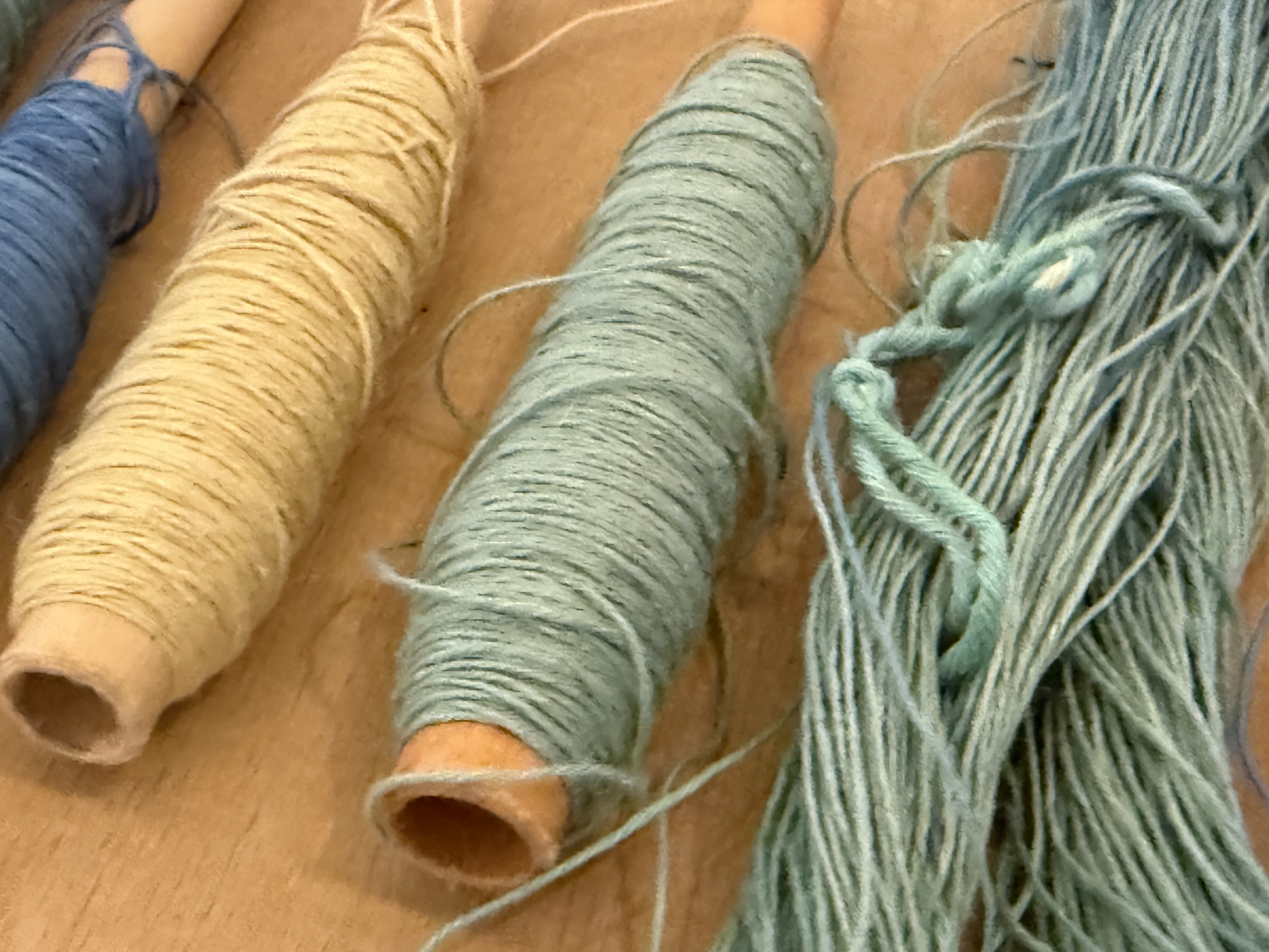 Fils colorés utilisés dans les créations textiles